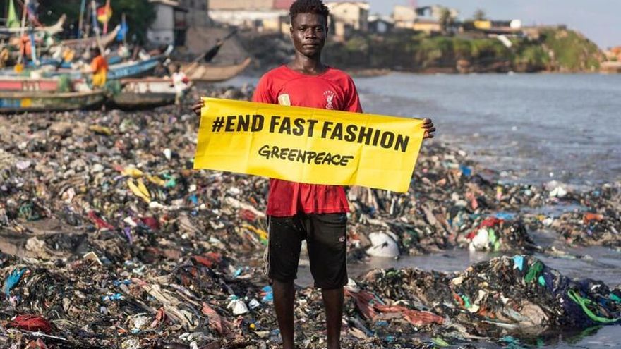 가나의 해변에는 우리가 스페인에서 아프리카에 기부했다고 믿었던 옷들이 어질러져 있었습니다.