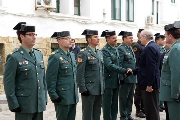El ministro de Interior saludando a los mandos de la Comandancia de la Guardia Civil./ Ministerio del Interior