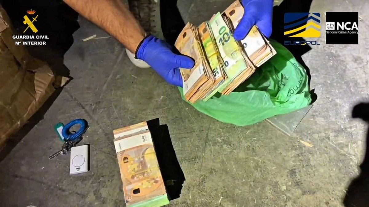 Los agentes han intervenido unos 80.000 euros en efectivo.