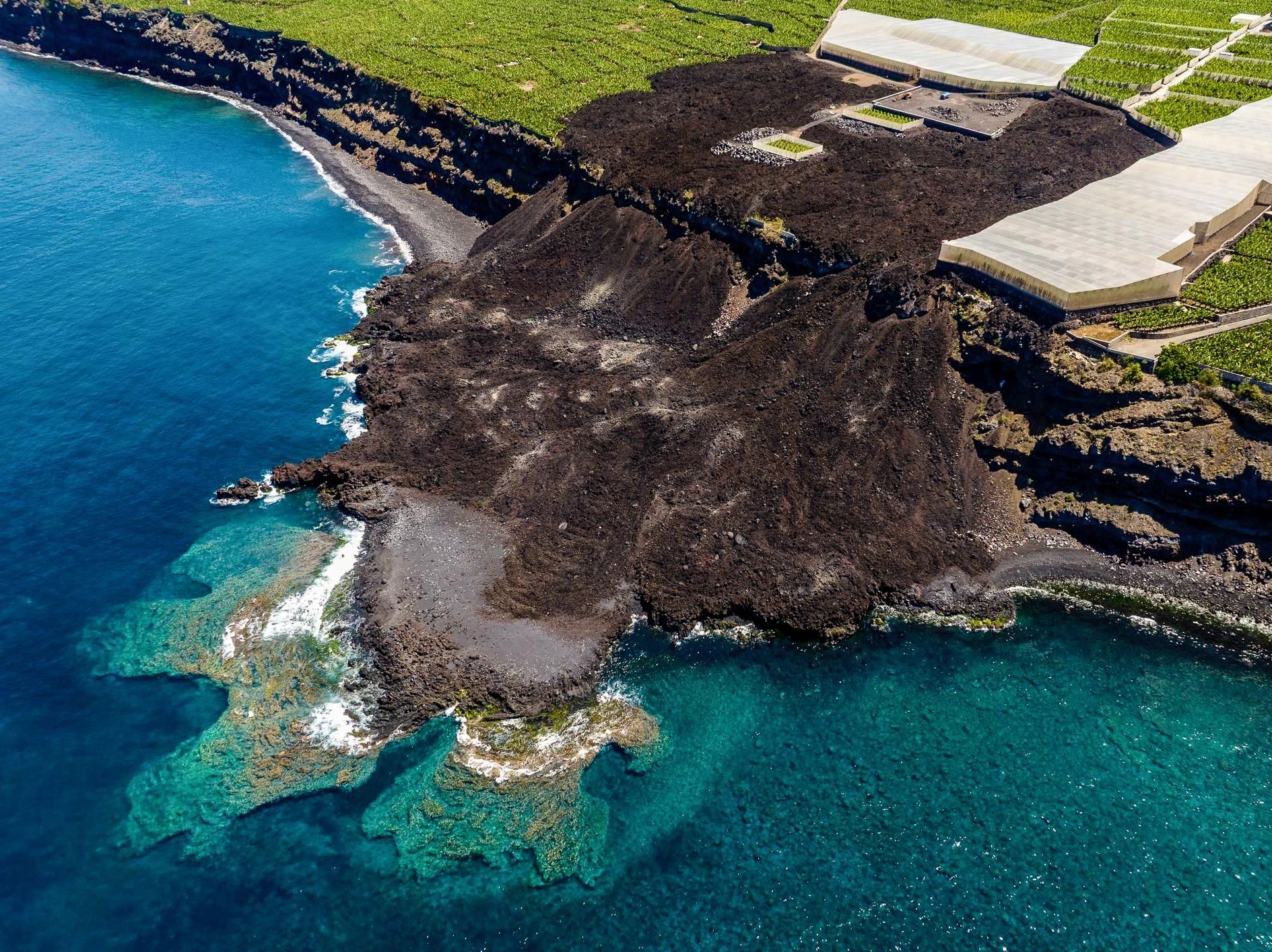 Vista aérea de los deltas lavicos  creados por el volcán Tajogaite en La Palma.