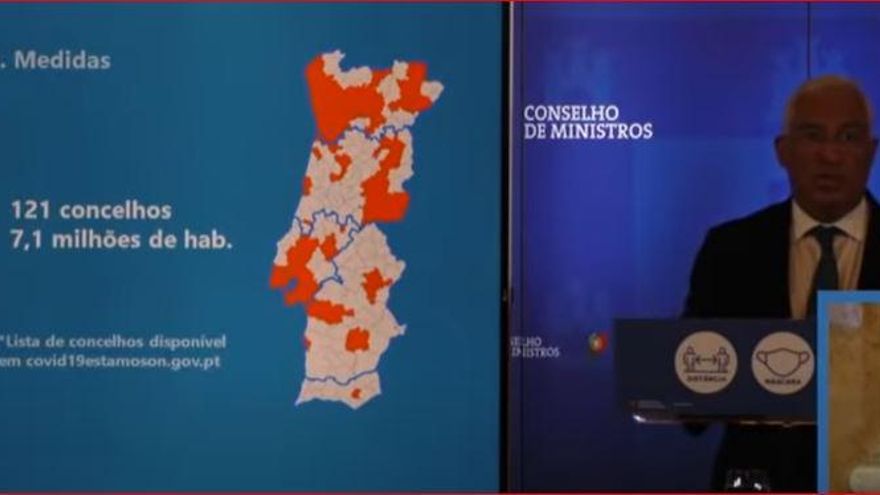 El primer ministro Antonio Costa junto a las zonas, en rojo, que este miércoles entran en confinamiento domiciliario
