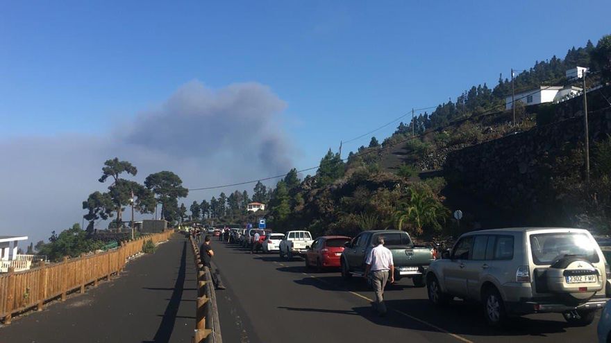 Una larga cola en la carretera desde Fuencaliente a Las Mancha, que se abrió para permitir la recogida de enseres y el riego en El Remo, Charco Verde, Puerto Naos y Las Hoyas.