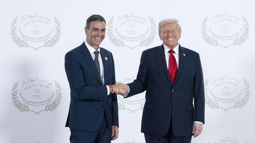 El presidente del Gobierno, Pedro Sánchez (i), posa junto al presidente estadounidense, Donald Trump, durante la ceremonia de firma del Plan de Paz para Oriente Próximo, en Sharm El-Sheij (Egipto), este lunes