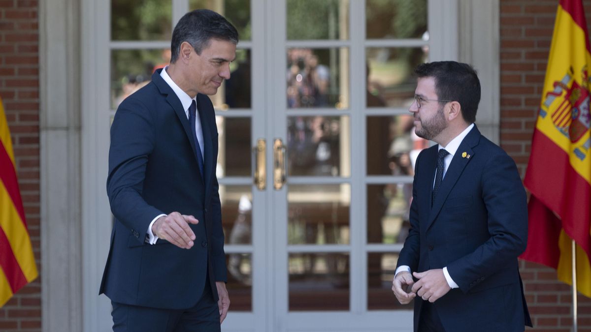 El presidente del Gobierno, Pedro Sánchez (i), y el de la Generalitat, Pere Aragonés, a su llegada a una reunión, en La Moncloa, a 15 de julio de 2022, en Madrid (España).