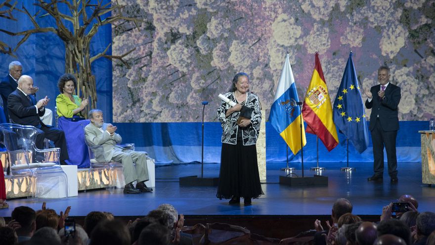 Elsa López tras recoger el Premio Canarias de Literatura 2022.