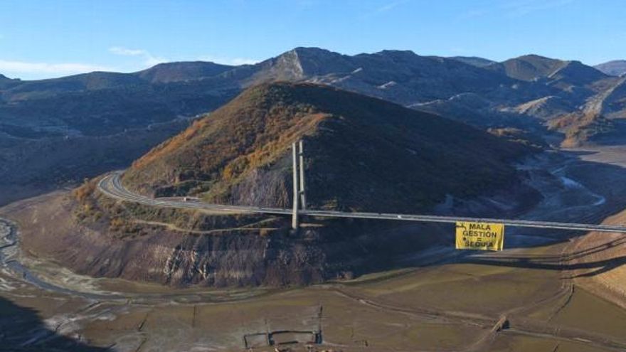 Imagen de la gigantesca protesta protagonizada por GreenPeace exigiendo mejor gestión del agua desde Luna.