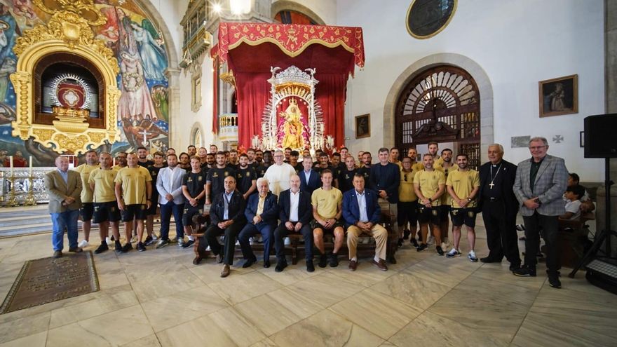 El CD Tenerife recupera la tradicional ofrenda floral a la Patrona de Canarias