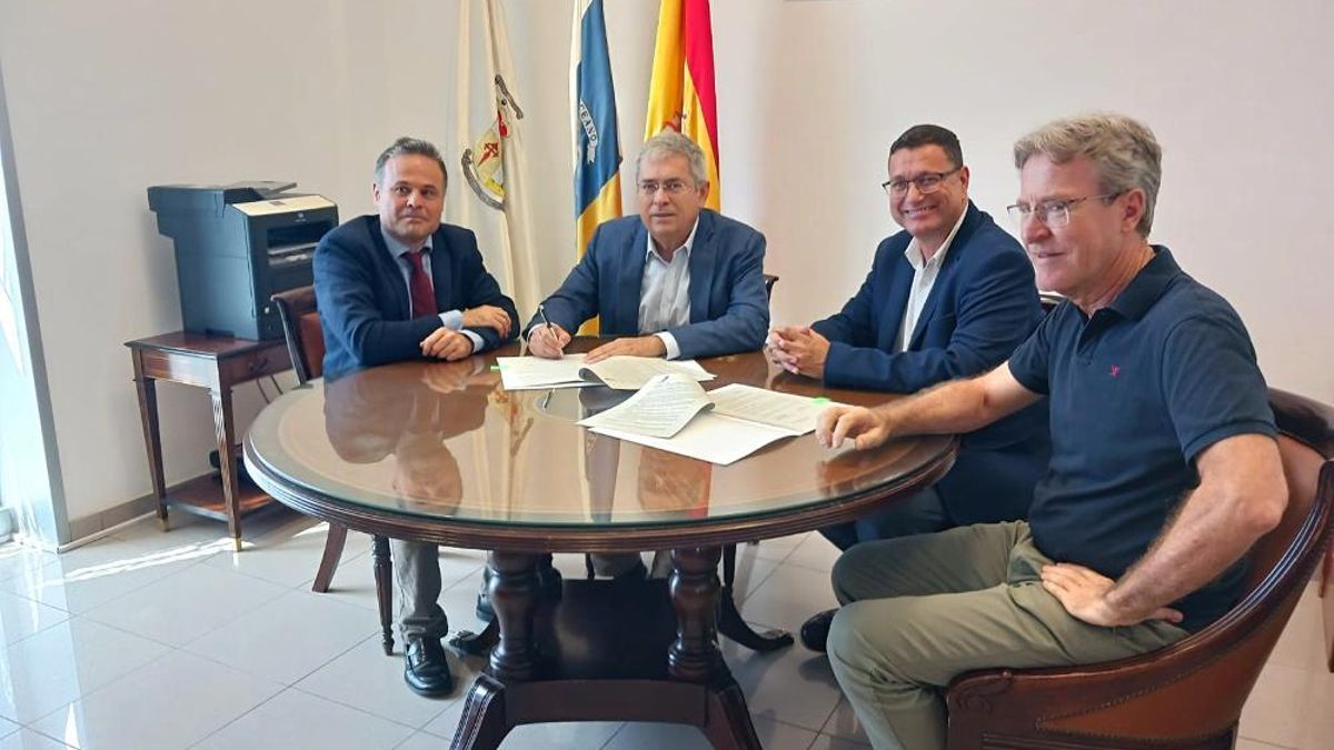 De izquierda a derecha, Juan José Marrero, Marco Aurelio Pérez, Dimas Sarmiento, concejal de Servicios Sociales, y Mateo Pérez, secretario del Ayuntamiento.