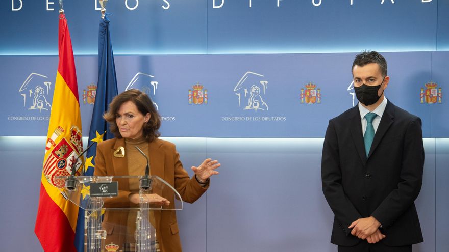 La ex vicepresidenta del Gobierno y diputada del PSOE Carmen Calvo, junto con el portavoz socialista, Héctor Gómez.