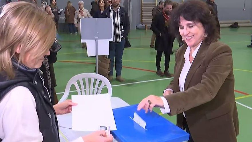 Isabel Faraldo votando