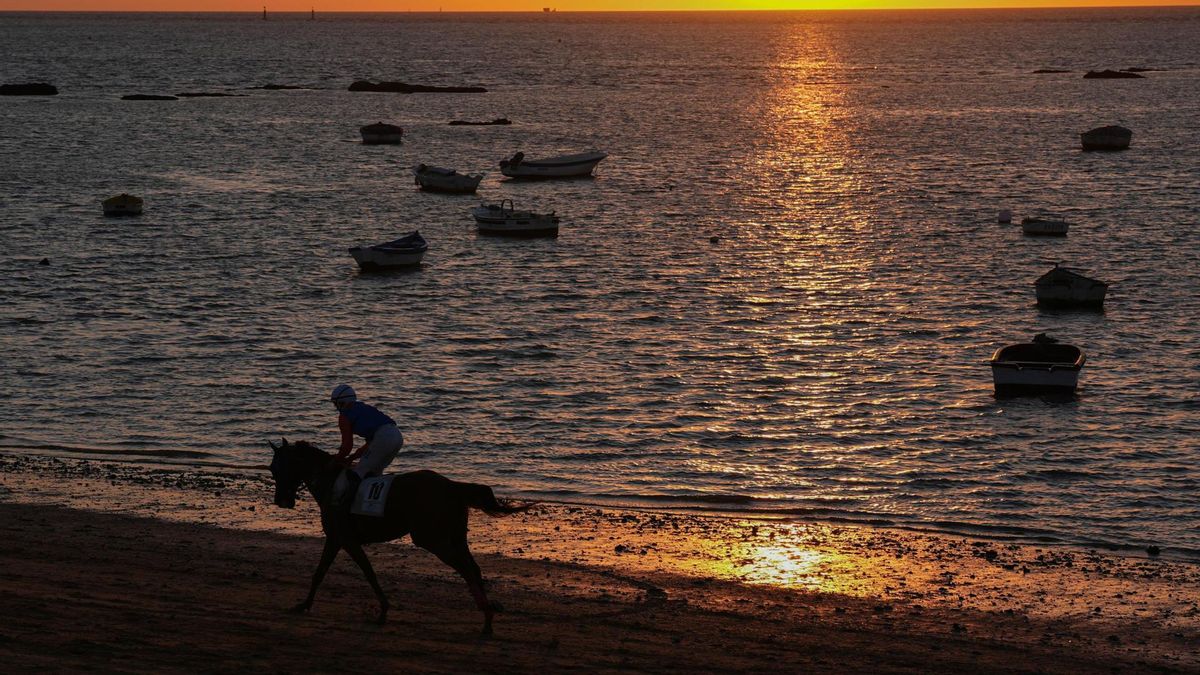El punto álgido de las carreras de caballos de Sanlúcar es el atardecer, cuando el sol se pone y se observa un paisaje espectacular con el mar a un lado y el parque nacional de Doñana al otro