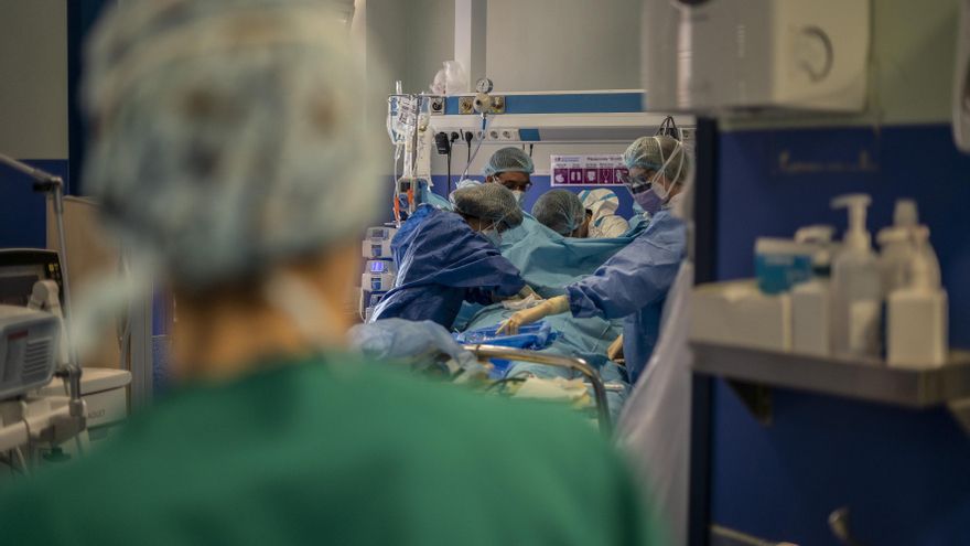 Un equipo realiza una traqueotomía a uno de los enfermos, una intervención compleja pero frecuente.