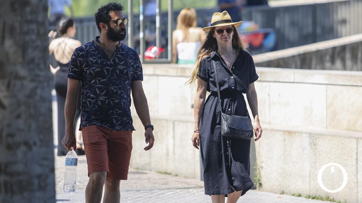 Turistas intentan combatir el calor