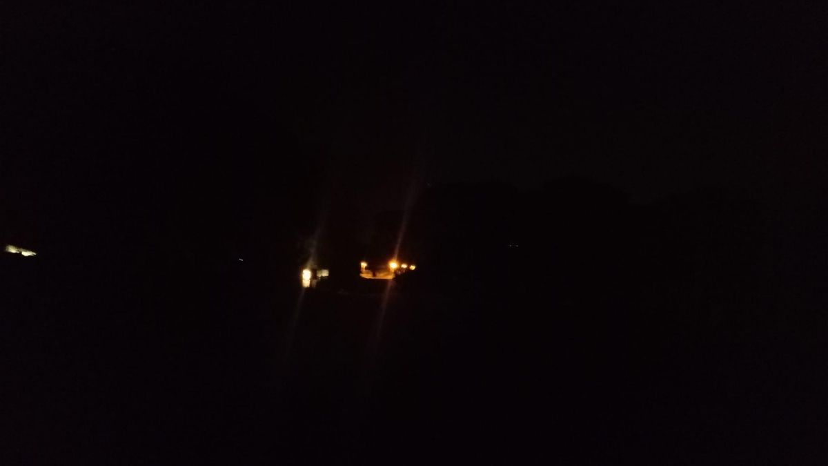 Farolas averiadas en el tránsito entre viviendas en la carretera de Trassierra, esta misma semana.