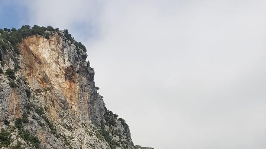 Archivo - Helicóptero Gobierno Cantabria en un rescate en la vía ferrata de La Hermida