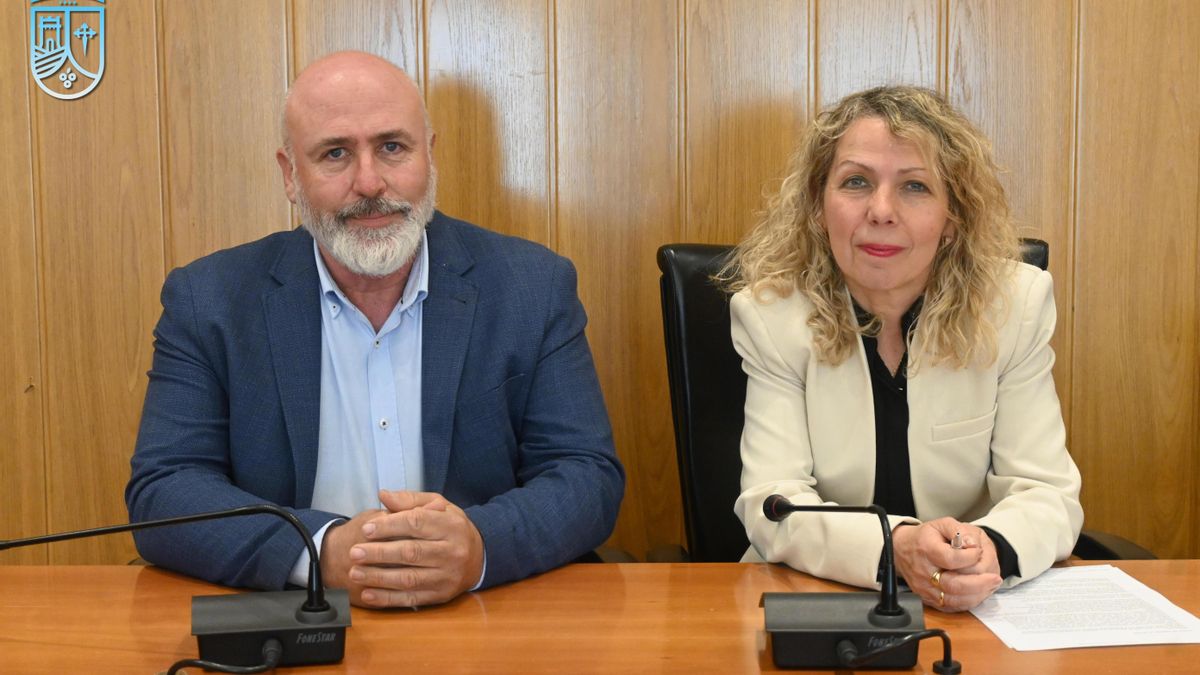 La alcaldesa de Socuéllamos, Conchi Arenas, junto al teniente de alcalde, José Luis Romero del Hombrebueno