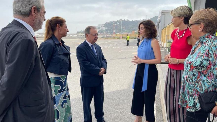 La presidenta de la Comunidad de Madrid, Isabel Díaz Ayuso, junto con el presidente de Ceuta, Juan Jesús Vivas.