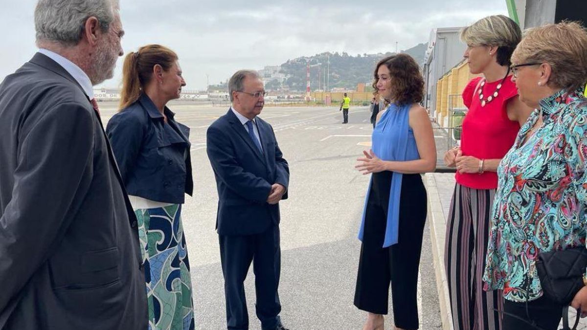 La presidenta de la Comunidad de Madrid, Isabel Díaz Ayuso, junto con el presidente de Ceuta, Juan Jesús Vivas.