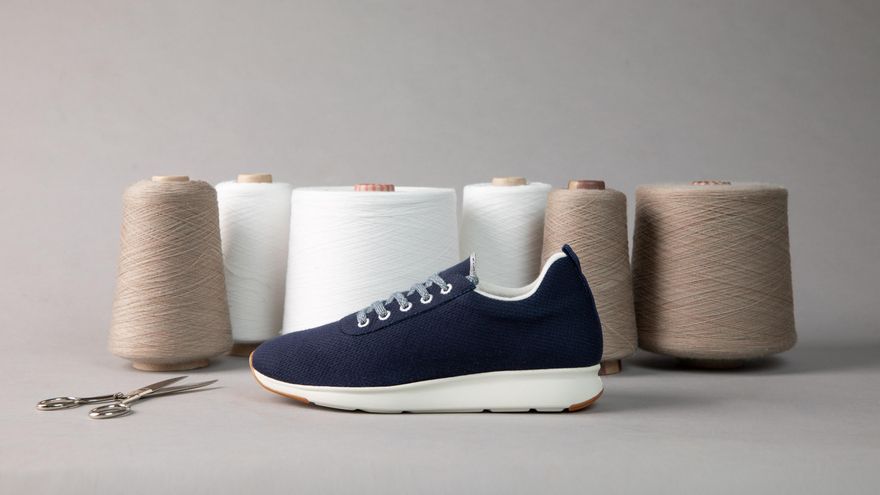 Unas zapatillas Yuccs.