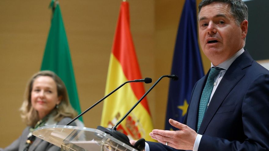 El presidente del Eurogrupo y ministro de Finanzas irlandés, Paschal Donohoe, durante la rueda de prensa ofrecida junto a la vicepresidenta primera del Gobierno español, Nadia Calviño, tras la reunión mantenida este lunes en la sede del Ministerio.
