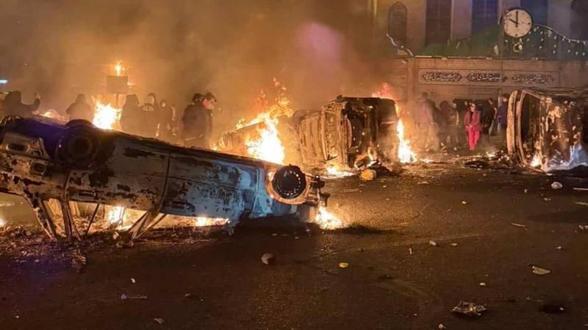 Un vehículo en llamas durante las protestas en Irán