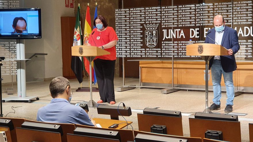 La consejera de Agricultura, Desarrollo Rural, Población y Territorio, Begoña García, acompañada del director general de la PAC, Javier Gonzalo Langa