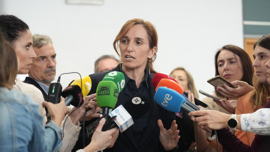 La ministra de Sanidad, Mónica García, atiende a los medios en el Centro de Atención Primaria CAP Maragall, a 3 de noviembre de 2025, en Barcelona, Catalunya (España)