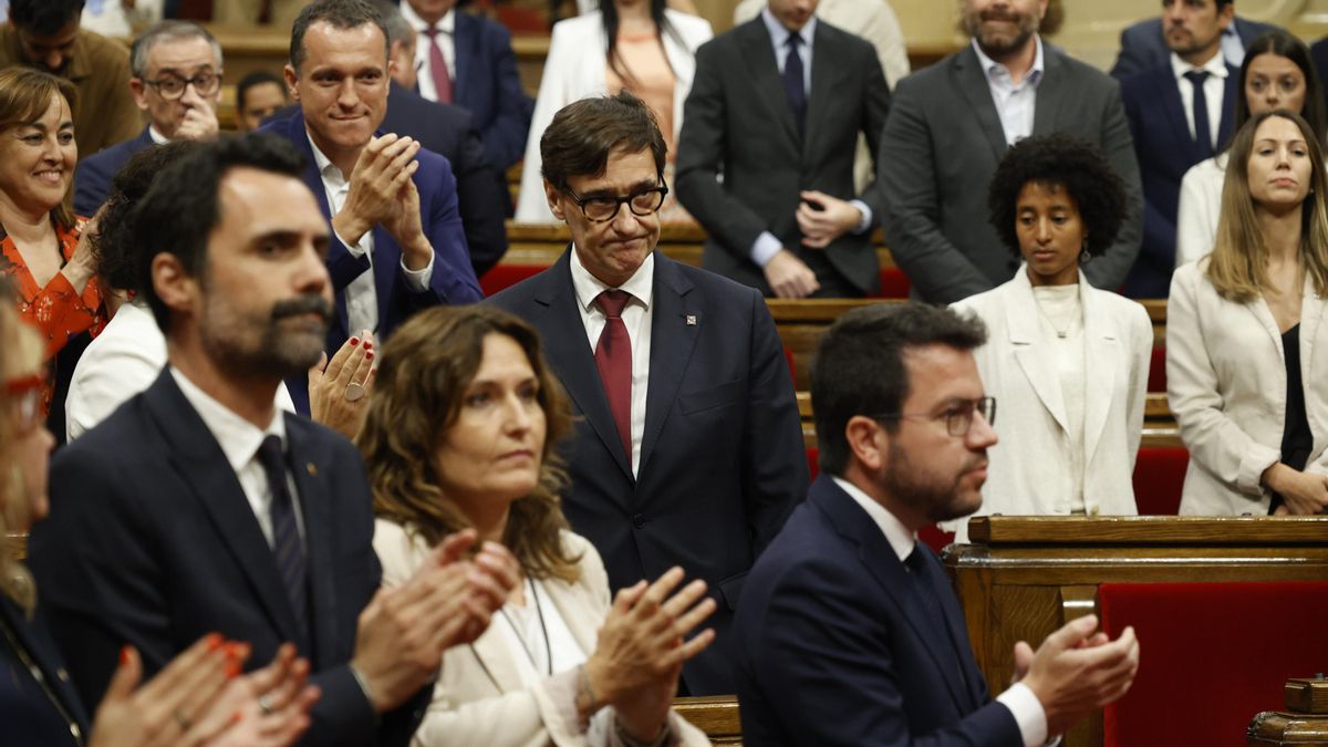 El nuevo president de la Generalitat de Cataluña, Salvador Illa (c), es felicitado tras el pleno del debate de investidura, en el Parlament de Cataluña, a 8 de agosto de 2024, en Barcelona, Catalunya (España). Un dispositivo policial blinda el Parlament d