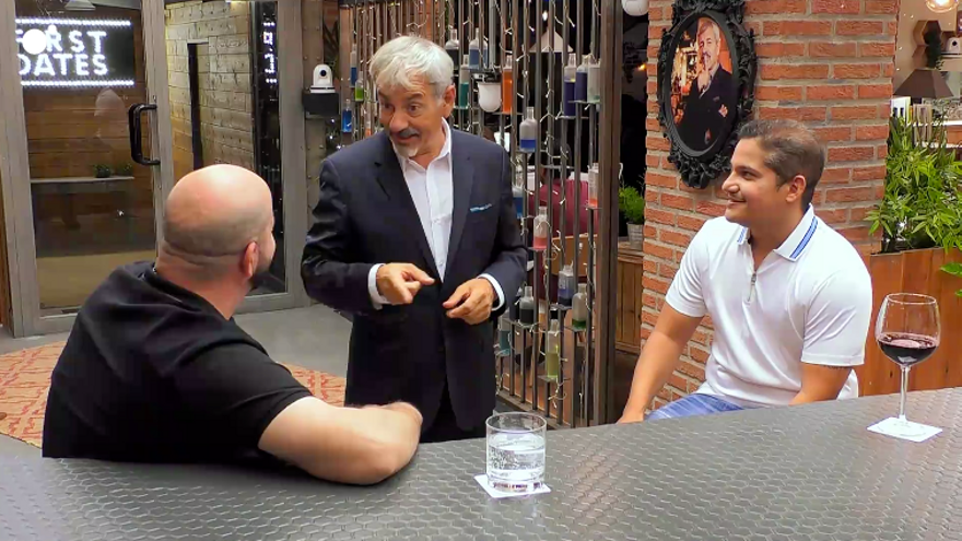 Pedro Fernando y Saúl con Carlos Sobera en 'First Dates'