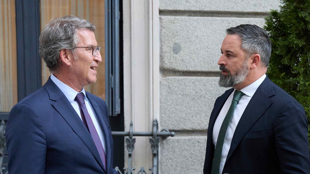 Feijóo conversa con Abascal en septiembre de 2024.