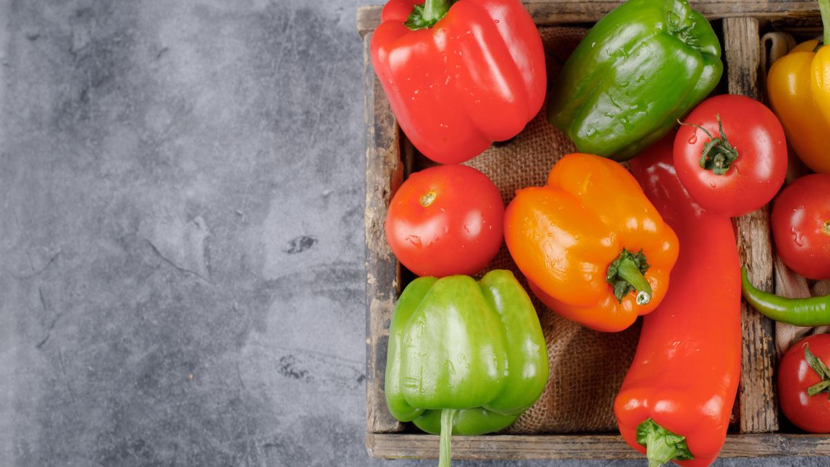 El pimiento morrón es una verdura de bajo contenido energético. Su principal componente es el agua, seguido de las proteínas y los hidratos de carbono