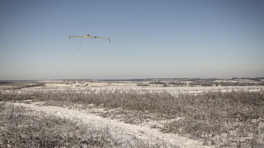 Un dron despega durante una misión de vigilancia de la unidad Taifun de las fuerzas especiales ucranianas