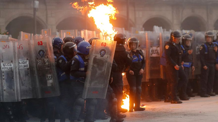 Manifestantes se enfrentan a policías en el 57 aniversario de la masacre de Tlatelolco