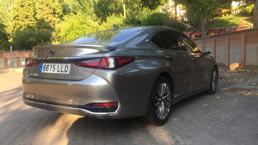 El ES 300h es un vehículo majestuoso que busca por encima de todo mimar a los pasajeros.