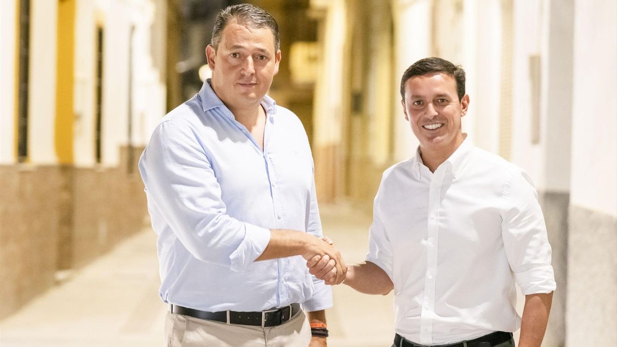 El alcalde de Tíjola, José Juan Martínez (i) y el expresidente de la Diputación de Almería, Javier Aureliano García (d), cuando el primero fichó por el PP, en 2022