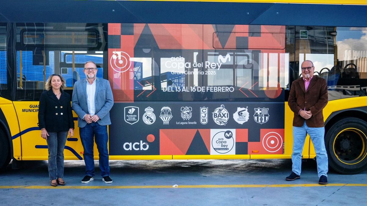 El concejal de Movilidad de Las Palmas de Gran Canaria, José Eduardo Ramírez (izquierda), acompañado del director de Guaguas Municipales, Miguel Ángel Rodríguez, en la sede de la empresa municipal.