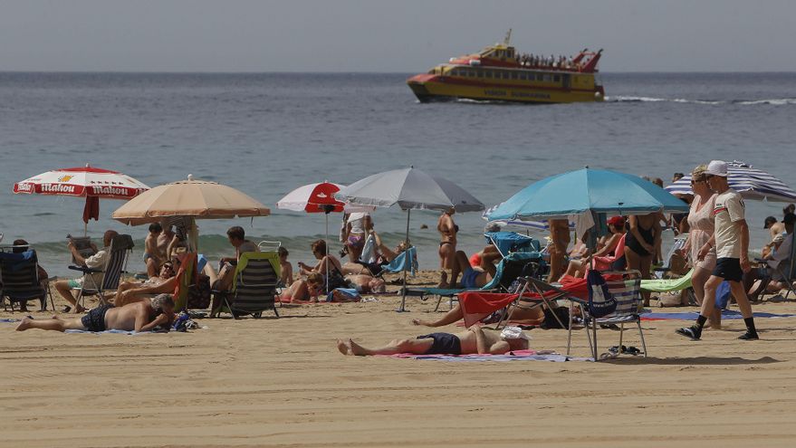 Varias personas disfrutan del buen tiempo en la playa de Benidorm. EFE/ Morell
