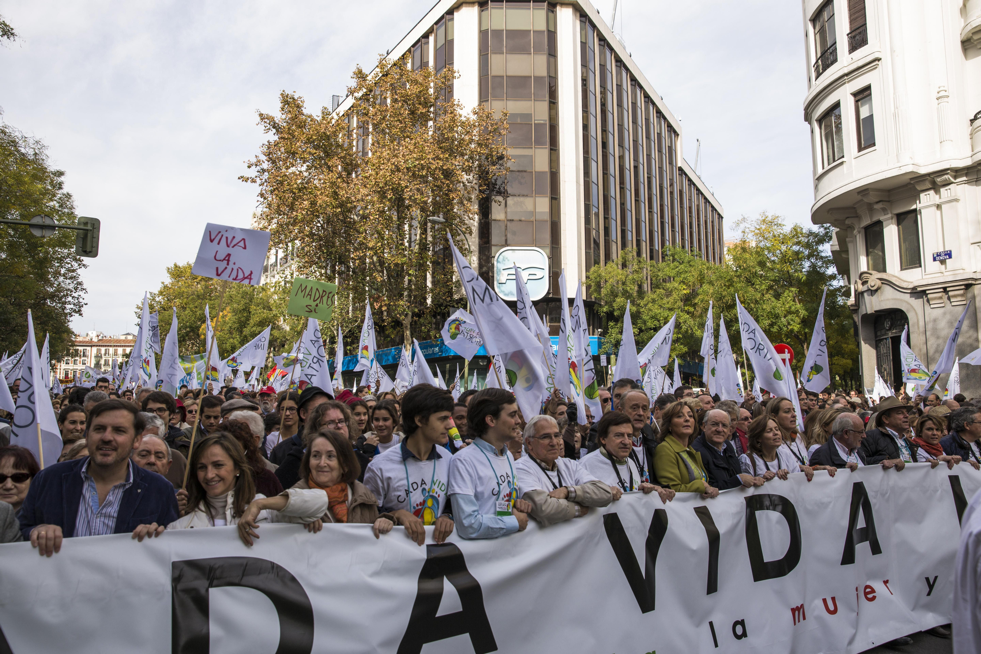 La marcha antiabortista a su paso por la calle de Génova, donde está ubicada la sede del Partido Popular. \ Juan Ramón Robles.