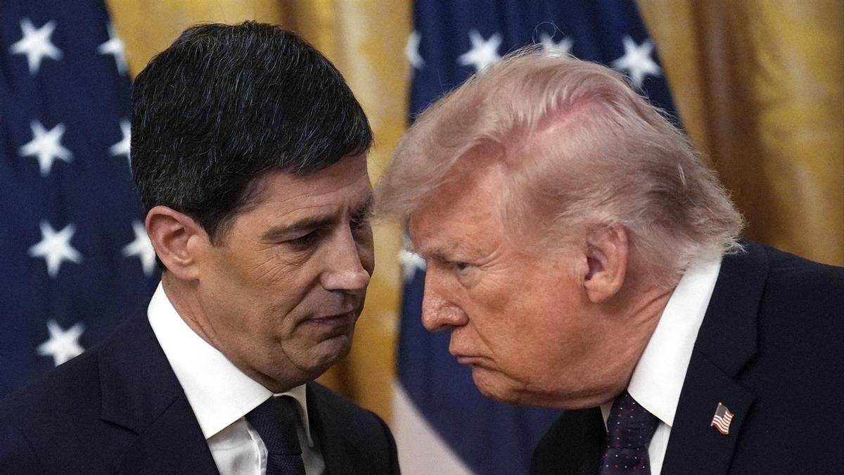 Kevin Warsh y Donald Trump dialogan, en una imagen de archivo