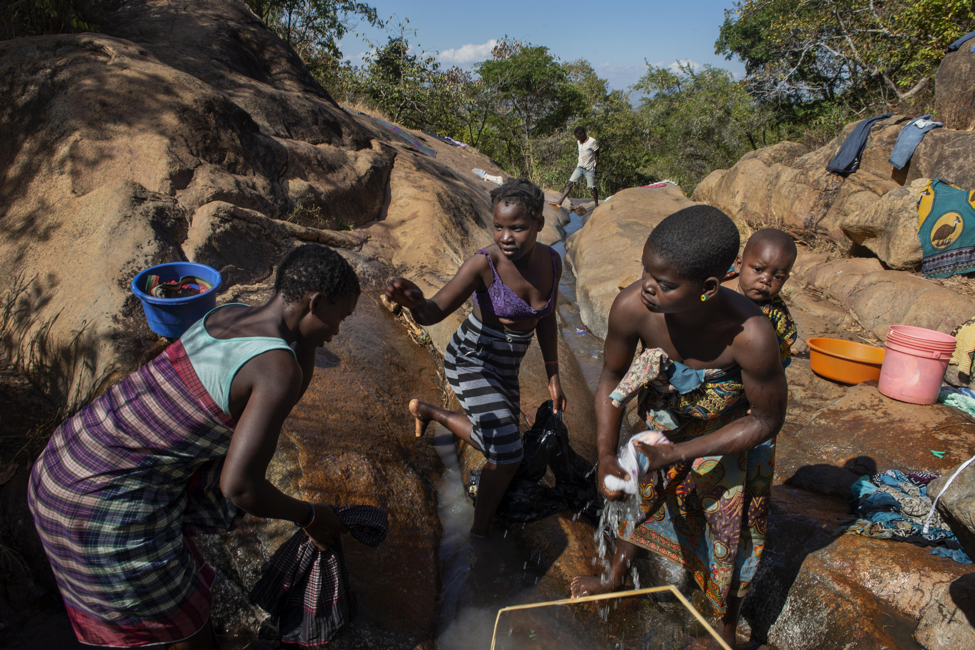La empresa Hoyo Hoyo prometió inversiones en el pueblo de Ruace a cambio de quedarse con las mejores tierras de la comunidad. Pero ocho años después no ha canalizado el agua hasta el pueblo y las mujeres siguen caminando una hora montaña arriba para lavar la ropa o buscar agua potable. Mozambique.