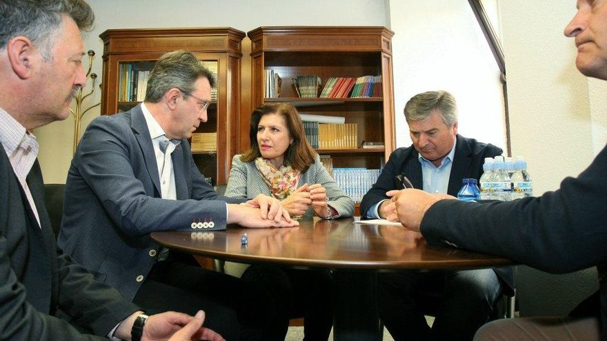 César Sánchez / ICAL El presidente de la Diputación de León, Juan Martínez Majo (I), se reúne con la presidenta de la D.O. Vinos del Bierzo, Misericordia Bello