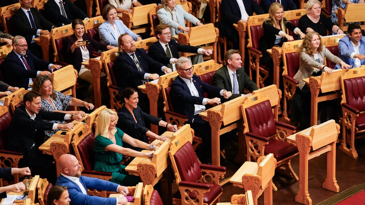 Los diputados noruegos animan a su selección en el Mundial remando al estilo vikingo