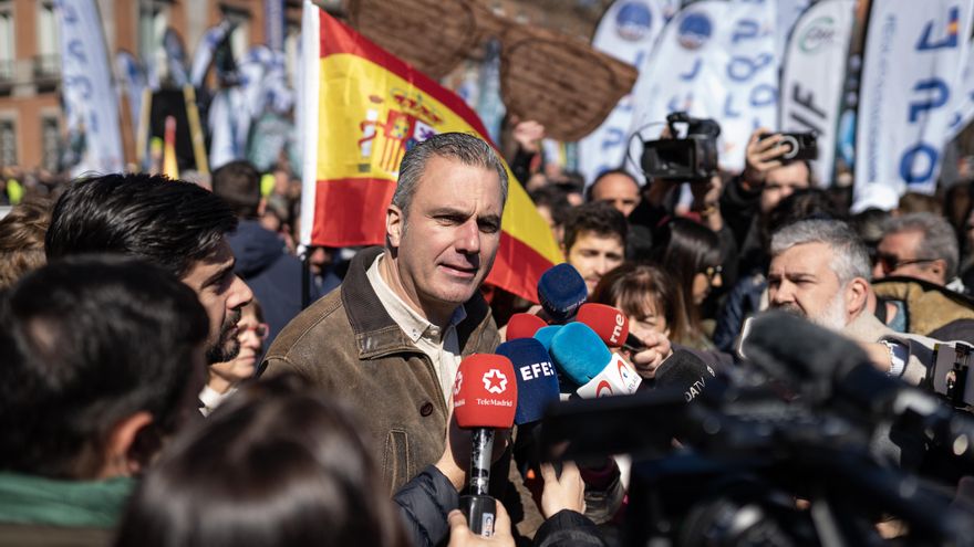 Javier Ortega Smith atiende a los medios en la protesta contra la ley mordaza del sábado.