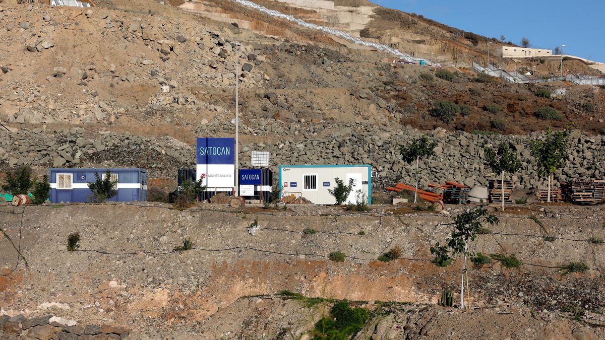 Contenedores de la obra de Montebalito y la constructora Satocan.