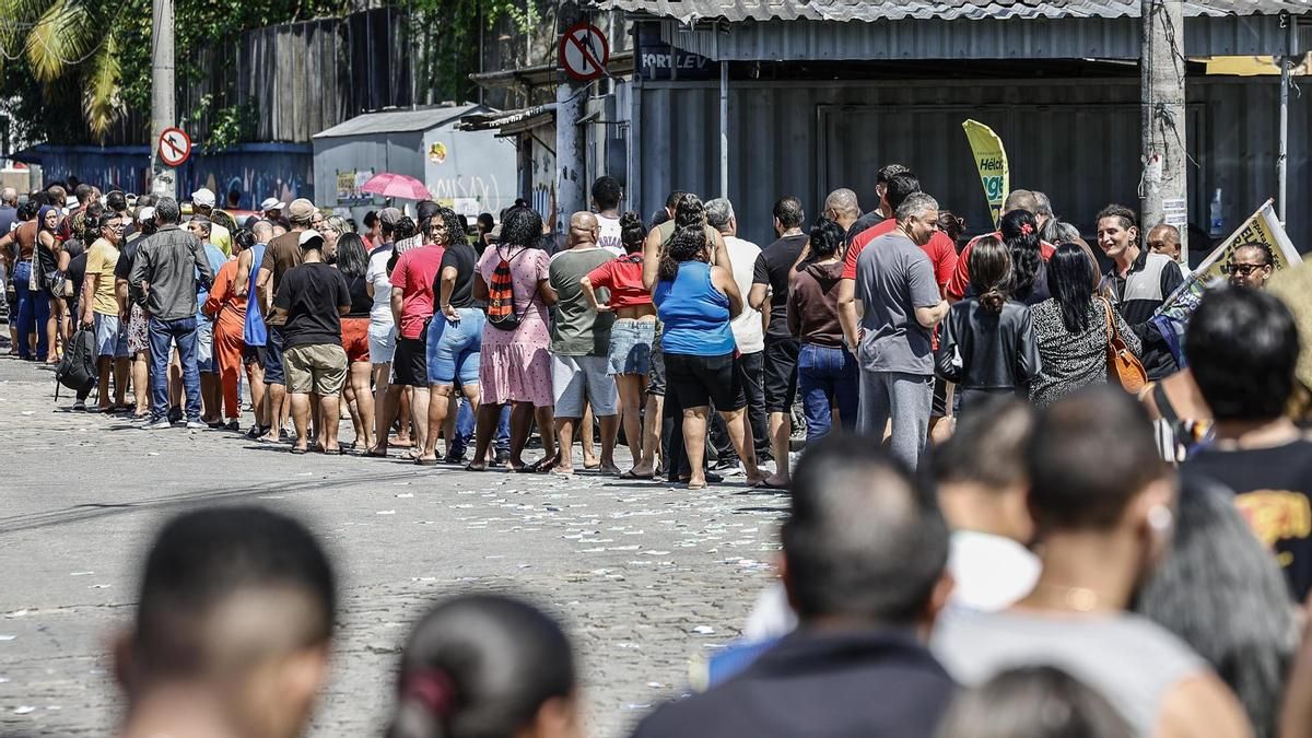Comienza el recuento electoral en Brasil: con más del 20% escrutado, Flávio Bolsonaro aventaja a Lula en más de dos millones de votos