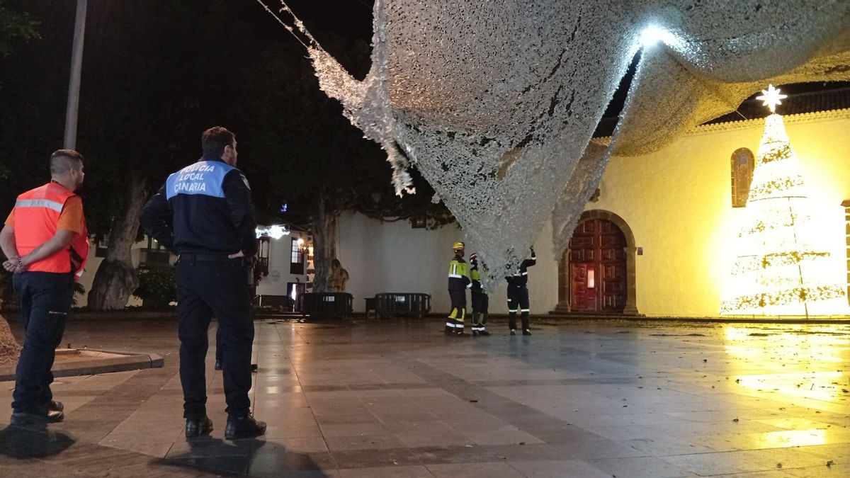 Alumbrado navideño afectado por el viento en la plaza de España de Los Llanos de Aridane.