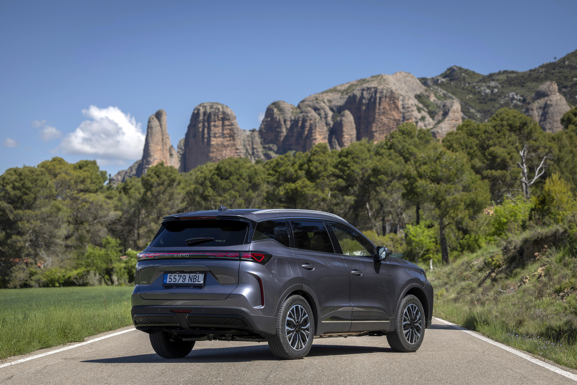 Vista trasera y lateral del Ebro s700 PHEV.