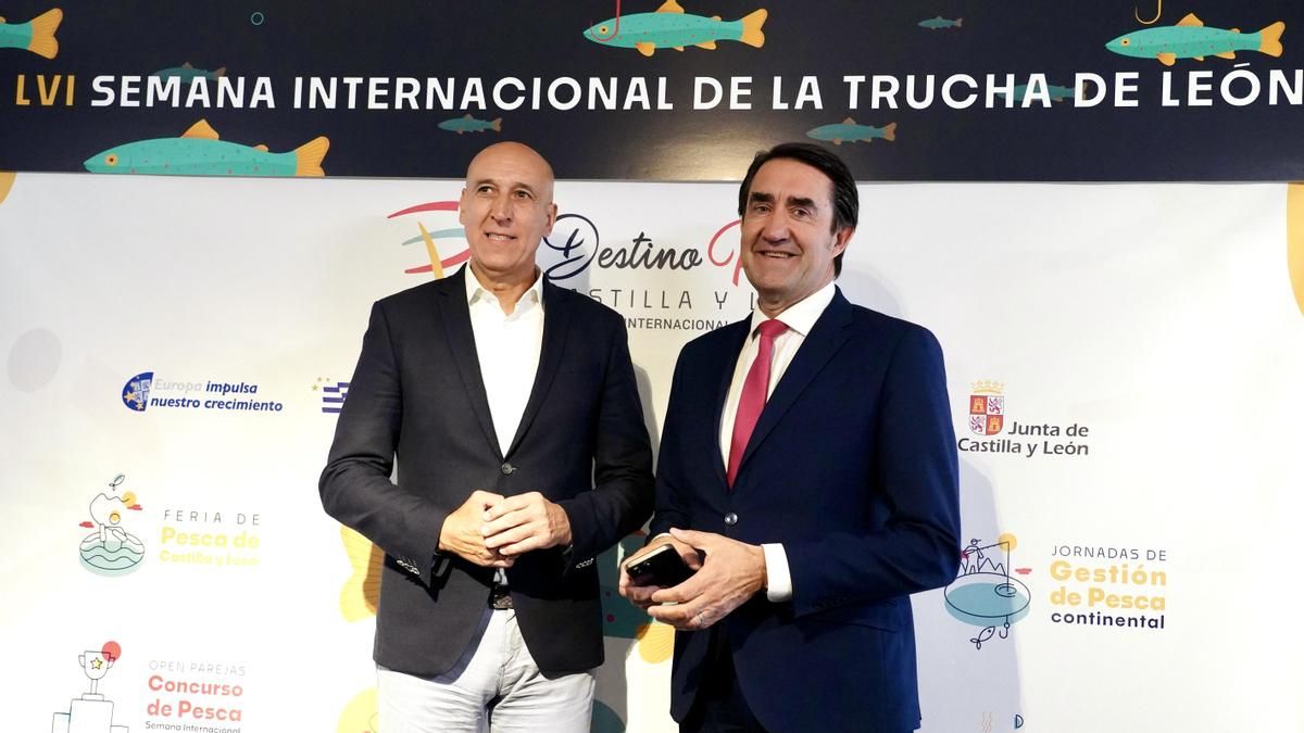 El consejero de Medio Ambiente, Vivienda y Ordenación del Territorio y el alcalde de León presentan la Semana Internacional de la Trucha.