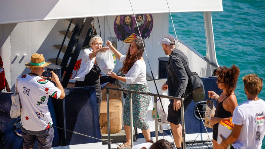 Archivo - La exalcaldesa de Barcelona, Ada Colau, en una de las embarcaciones de la Global Sumud Flotilla