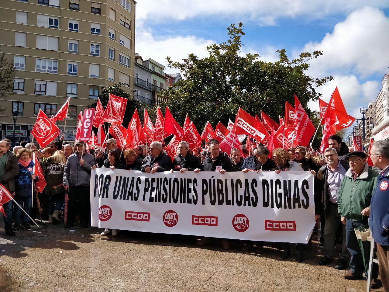 Cabecera de la manifestación por las pensiones dignas en Santander. | ANDRÉS HERMOSA
